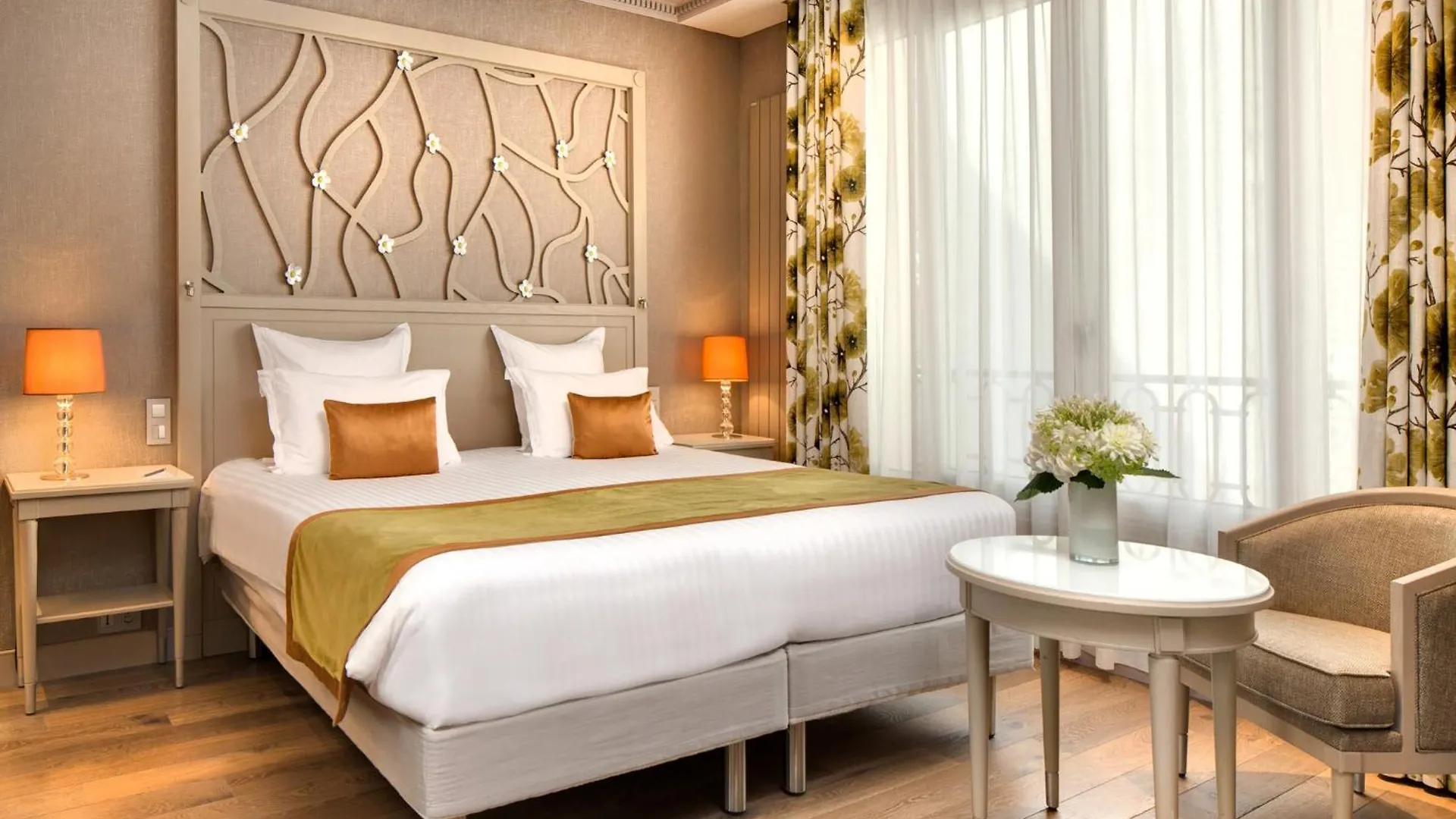 **** Hotel Rochester Champs Elysees Paris France